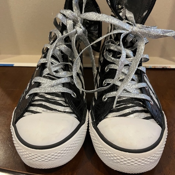 Hip Hop Zebra Sneaker - Picture 2 of 5